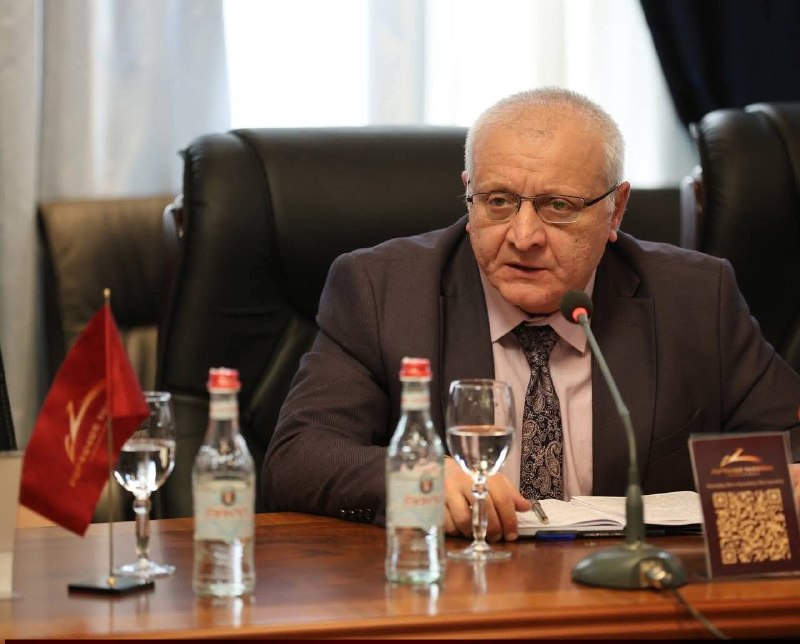 Сурен Суренянц, кандидат от ППА, выступает с заявлением в Аштараке