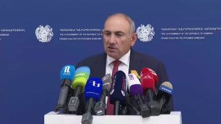 Никол Пашинян выступает на пресс-конференции в Ереване